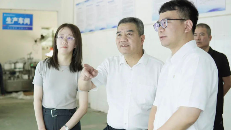 省供銷社黨委委員、監(jiān)事會主任童日暉到石原金牛生物公司調(diào)研