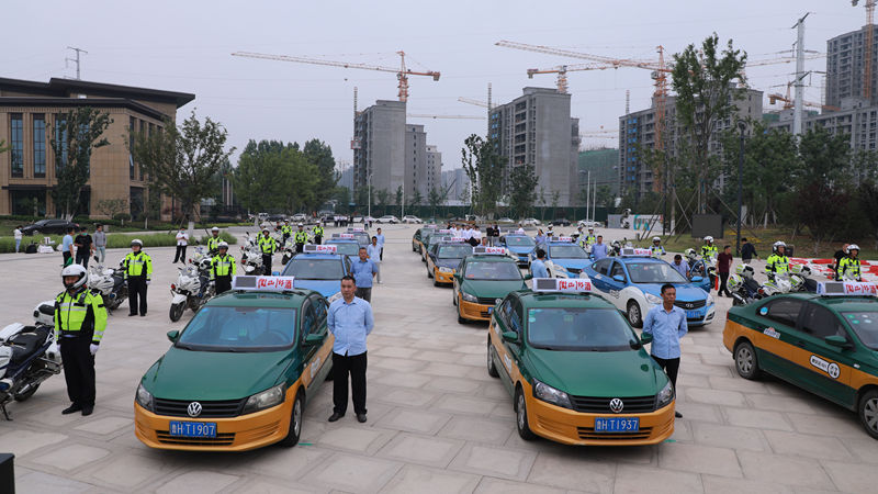 黨徽映綠 情護高考——濟寧華都連續(xù)六年護航高考路